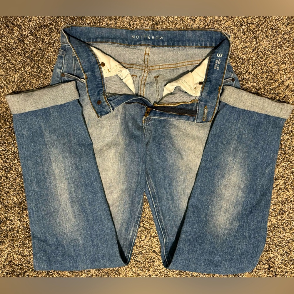 Mott & Bow 28x30 Boyfriend Jeans. EUC. Smoke free home.